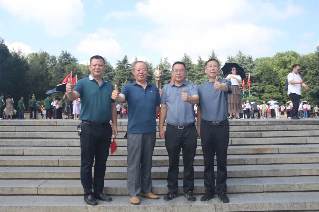 湖南三神集團全體機關(guān)人員赴韶山向毛主席銅像敬獻花籃