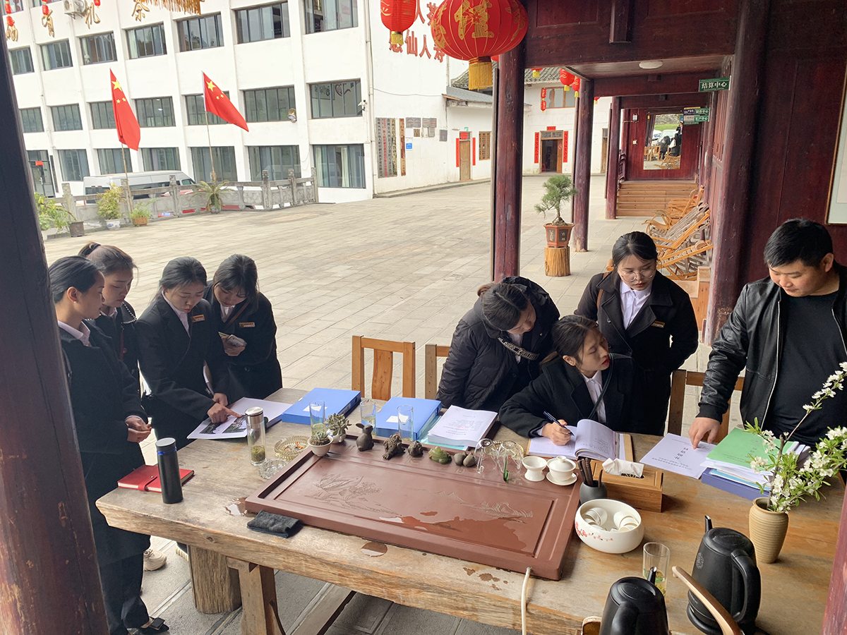 考察學習