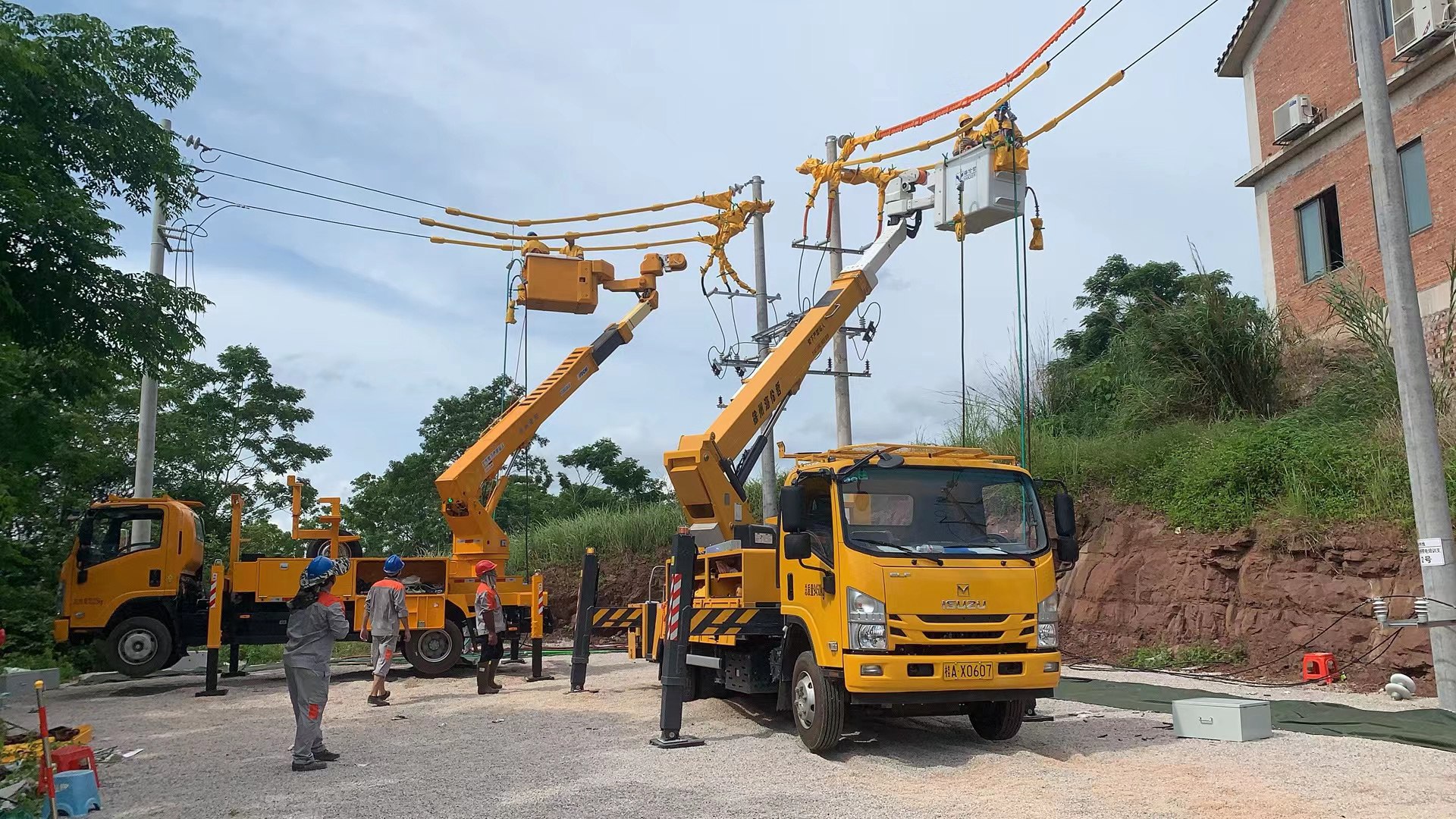 打造供電服務高地 寶光明公司帶電作業中心成立運營