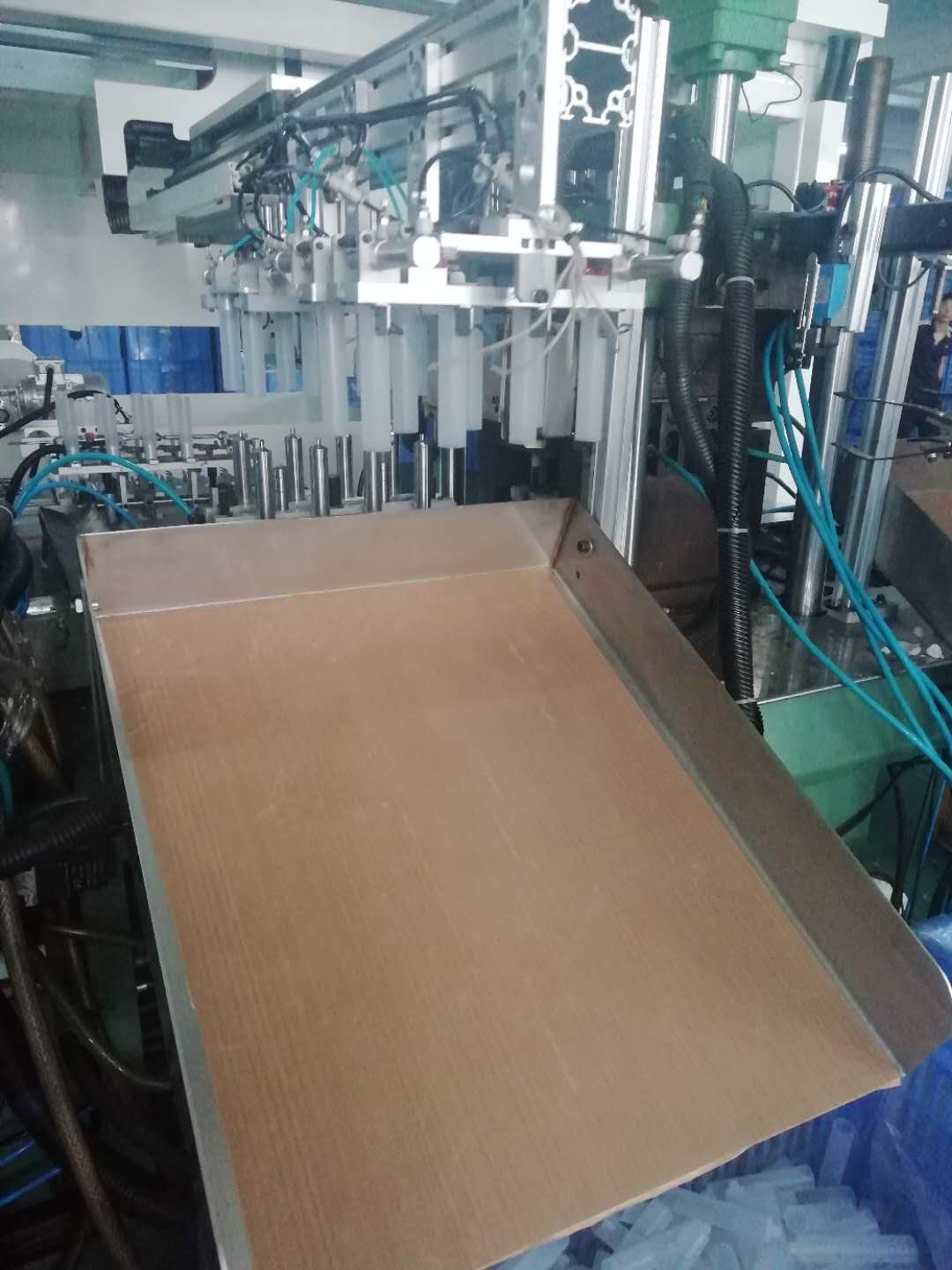 Guangzhou Wengu Plastics has added an automated production line to achieve the goal of doubling the annual output of various cosmetic hoses! Guangzhou Wengu Plastics has added an automated production line to achieve the goal of doubling the annual output of various cosmetic hoses!