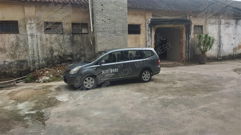 廉江客户订购的整套圆形风管设备及等离子切割机安装调试现场