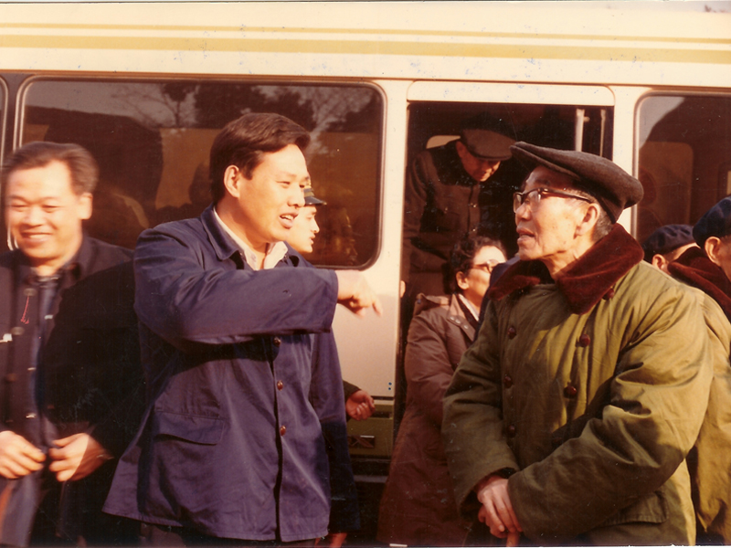 1986年1月9日時任全國人大副委員長王任重來公司視察