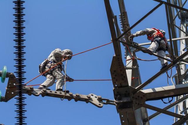 在特高压电网上如何带电维修？电力工人原来是这么干的……