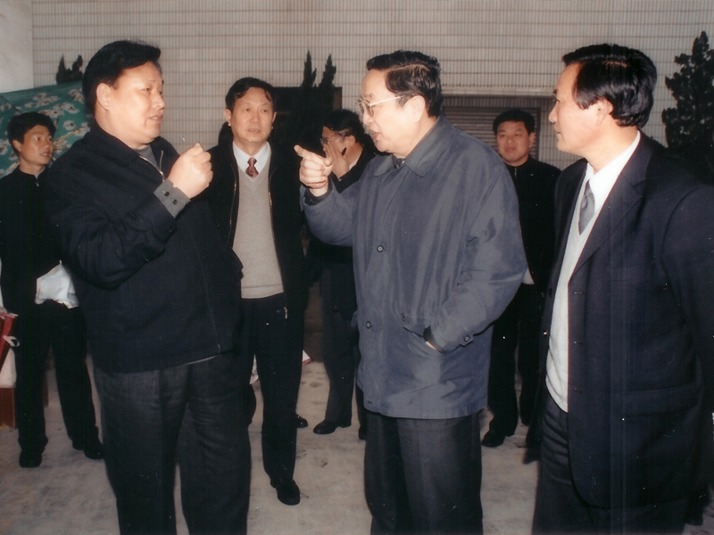 2005年8月29日时任中共中央政治局委员、湖北省委书记俞正声来公司视察