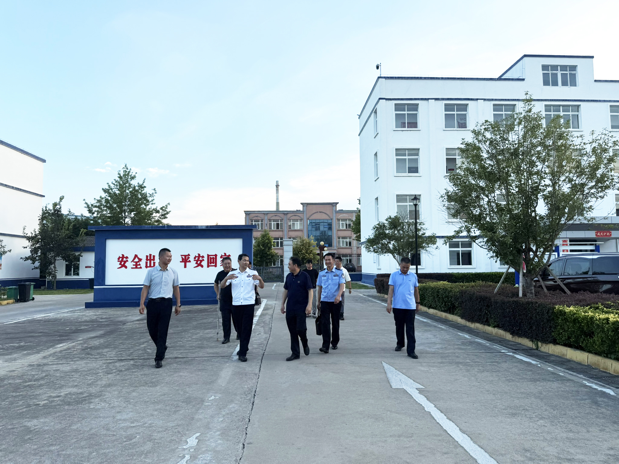 省公安廳治安管理總隊內(nèi)保支隊副支隊長嚴國志到市金盾保安公司調(diào)研