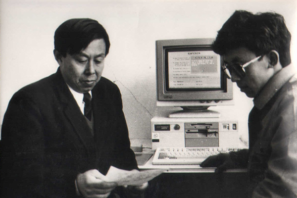 1993年董事長與公司技術人員利用公司第一臺計算機研究開發設備控制程序