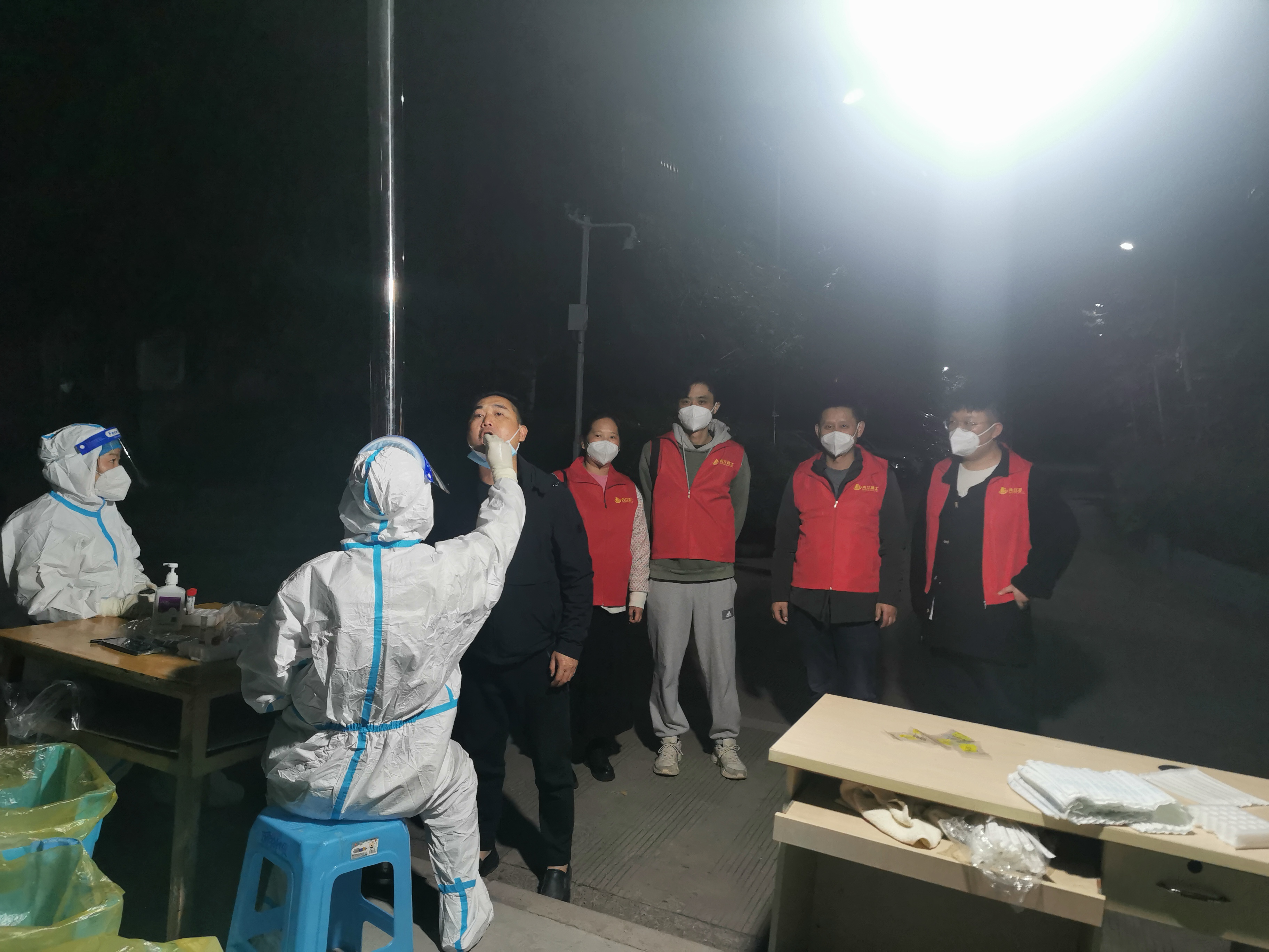 聞令而動 吹響疫情防控集結號 ——水勘院黨員前往麻柳壩社區參與抗疫志愿服務