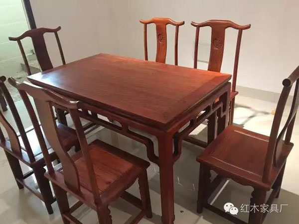  紅木餐桌