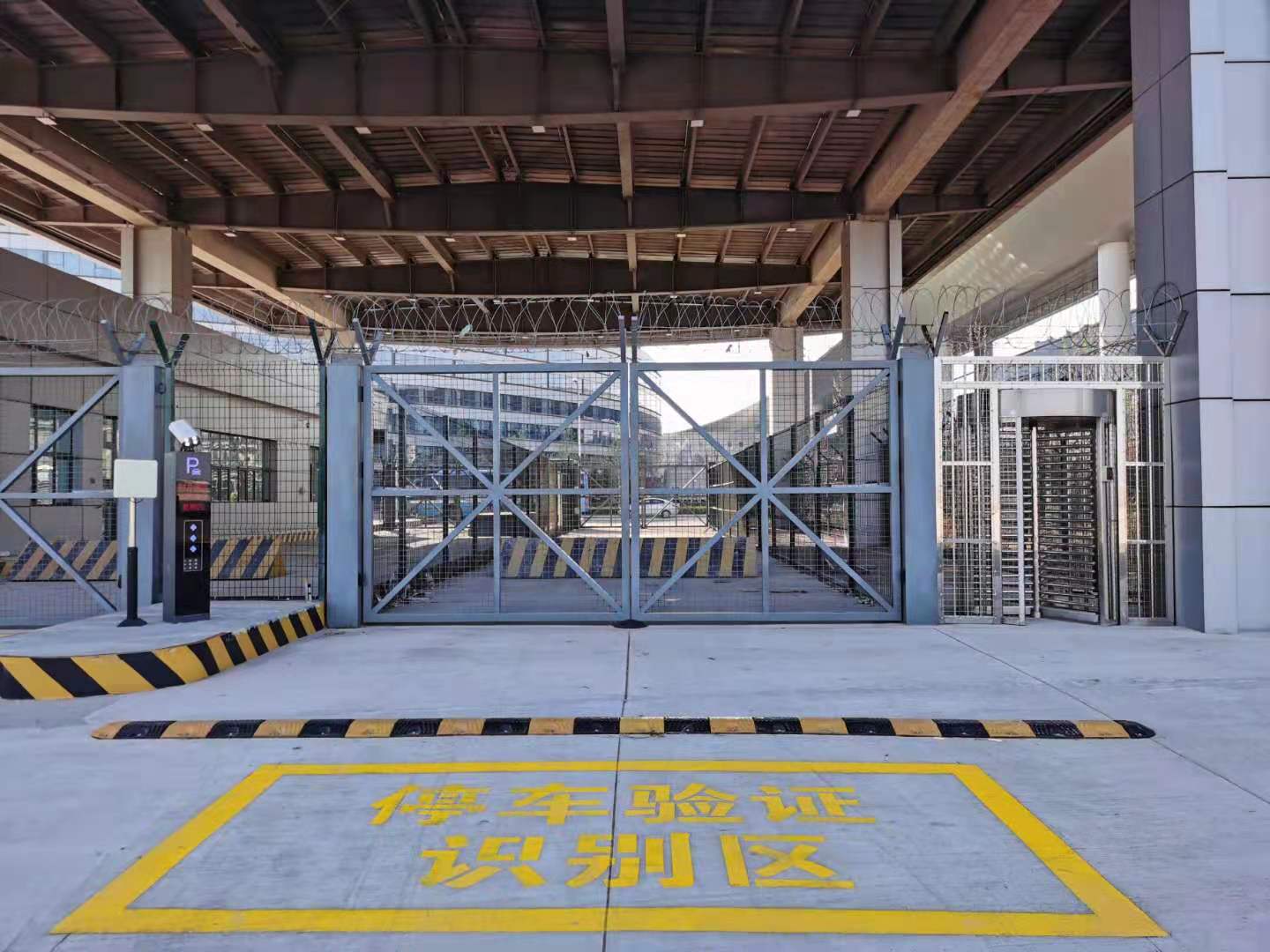 暢盈通人行通道閘機(jī)