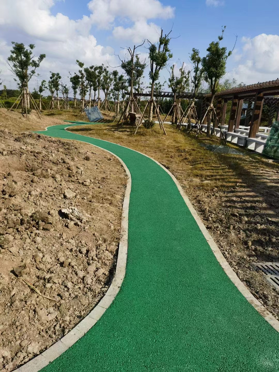 遼寧省沈陽(yáng)市口袋公園改造，彩色路面工程。采用水性硅瀝青材料。