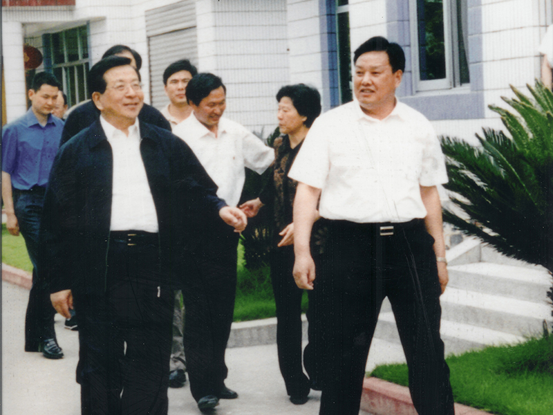 2004年5月時任中共中央政治局常委、國家副主席曾慶紅來公司視察