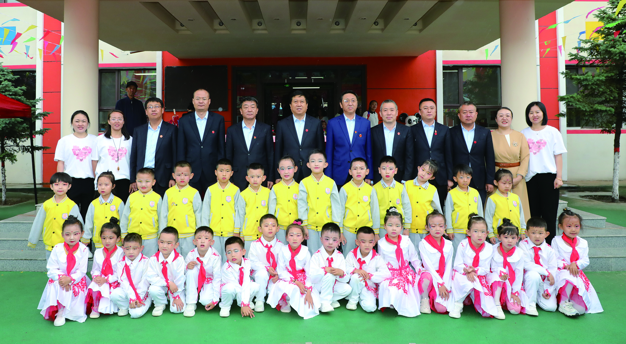 苗杰同區(qū)有關(guān)部門負(fù)責(zé)同志  在易苑幼兒園和孩子們共度“六一”