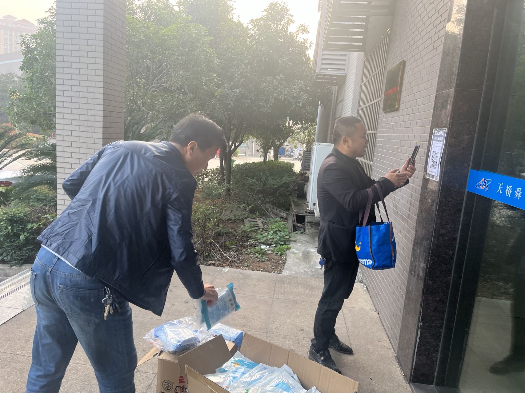 公司安委會根據防疫防控要求，每日給員工發放口罩，進入公司需查驗兩碼
