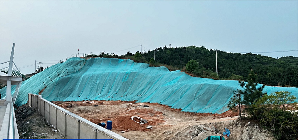 武汉商贸职业学院红安校区足球场边坡绿化工程顺利完工！