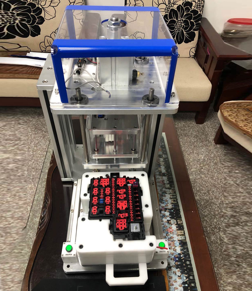繼電器保險絲壓入工裝