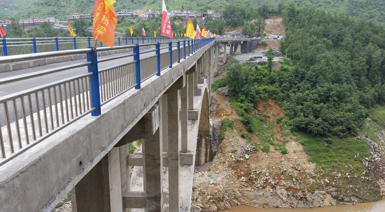 貴州省興義市河洋大橋（跨徑120米）