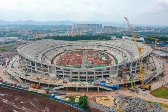 赣州市全民健身中心一期项目综合体育场钢结构首榀桁架吊装完成