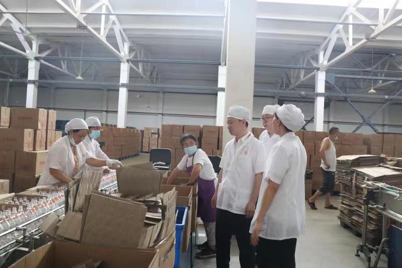 仙林生態酒業公司董事長帶隊到生產一線關心關愛員工