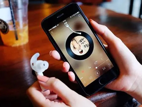 安卓將為認證的耳機帶來更多類似 AirPods 的功能 