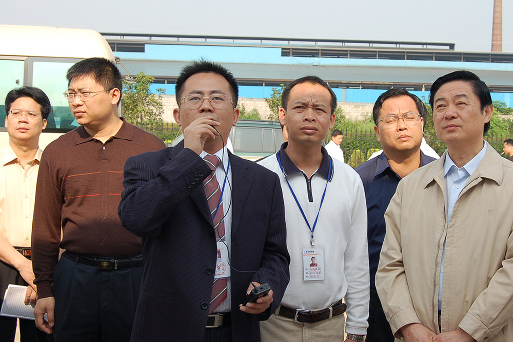 2007年04月26日时任广西壮族自治区党委书记刘奇葆（右一）到公司视察指导工作