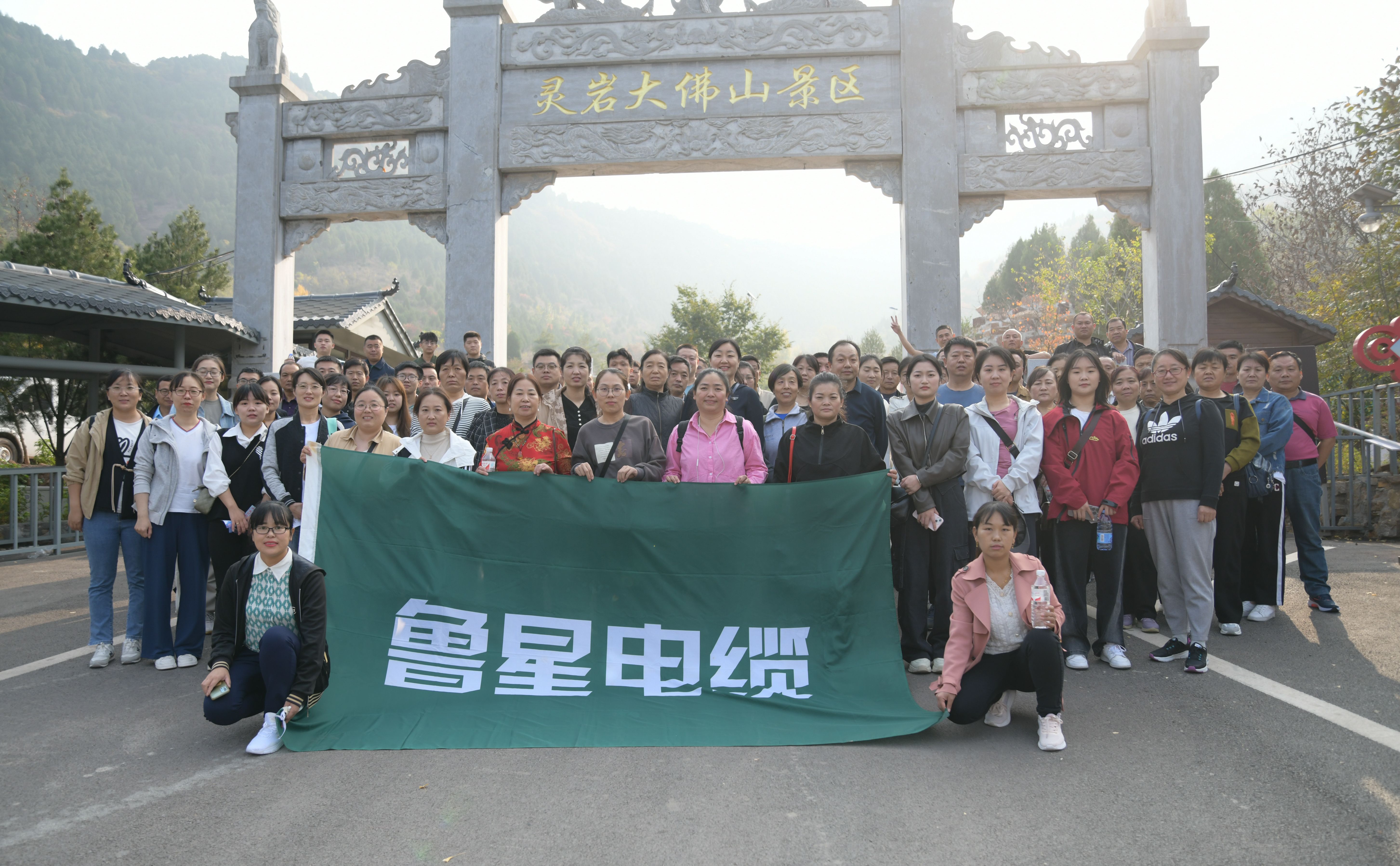 勤勞繪彩絹 攜夢(mèng)赴明天