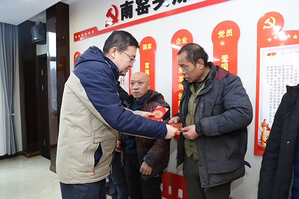 鑫峪溝集團(tuán)黨委春節(jié)前夕對(duì)困難黨員、員工進(jìn)行走訪(fǎng)慰問(wèn)