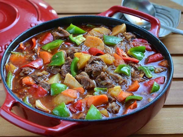 巧用番茄火鍋底料做牛肉燜鍋，湯濃味香真過癮，一鍋解決一頓飯