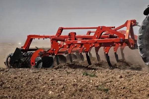 深松機是一種與大馬力拖拉機配套使用的耕作機械