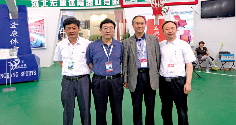 體博會期間公司總經理李榮海與山西體育局領導留念