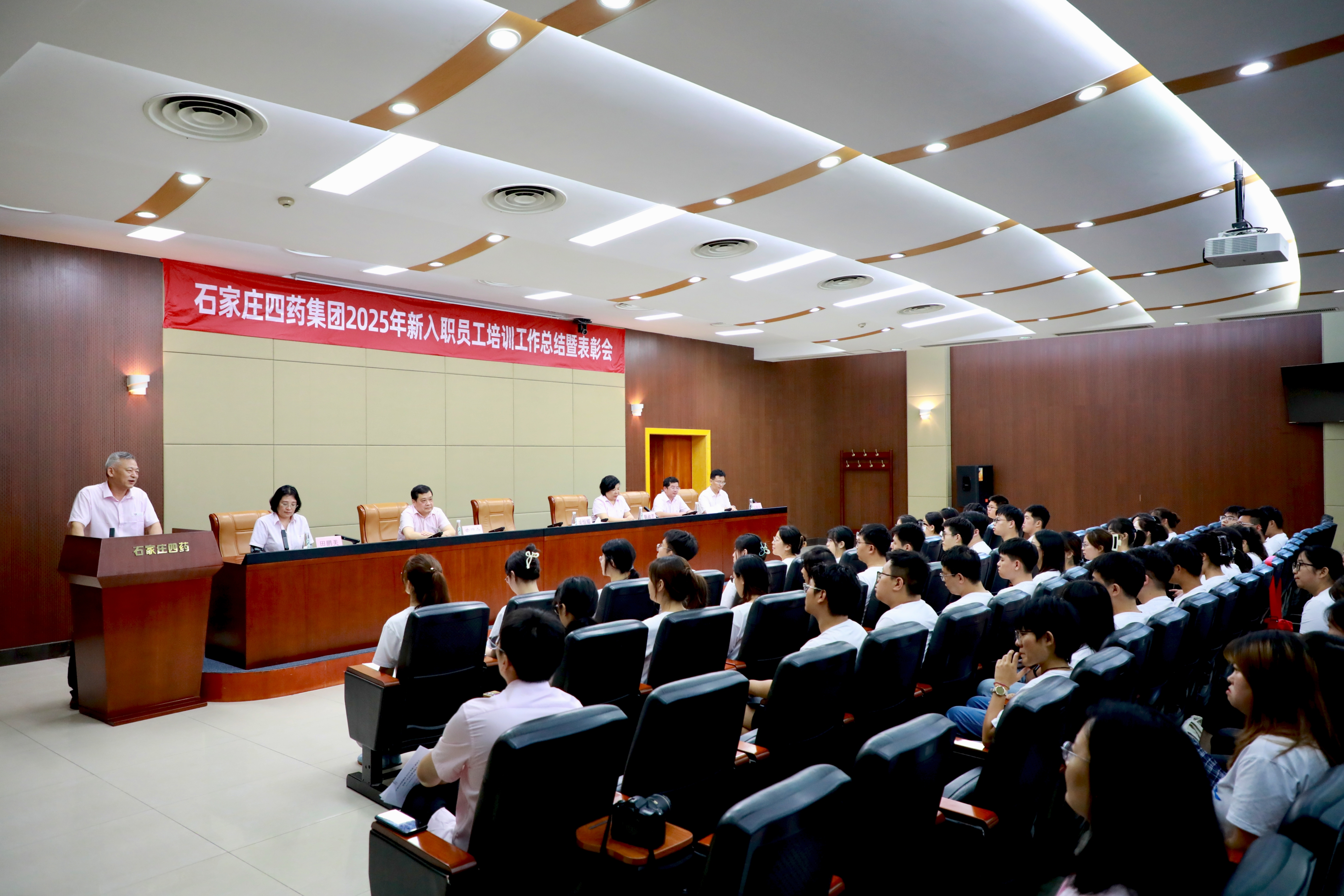 德信体育(中国)官方网站举行2025新员工培训表彰会 58名高校英才开启“双向奔赴” 德信体育(中国)官方网站举行2025新员工培训表彰会 58名高校英才开启“双向奔赴”