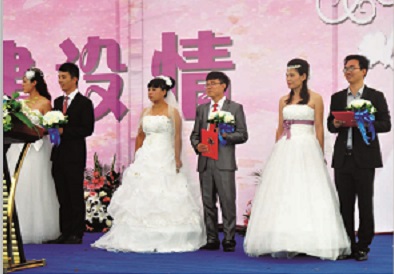 为青年员工举办集体婚礼