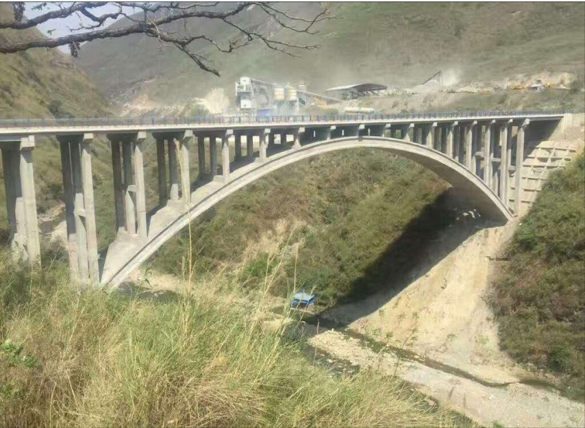 貴州省安順市西泌河大橋（跨徑125米）