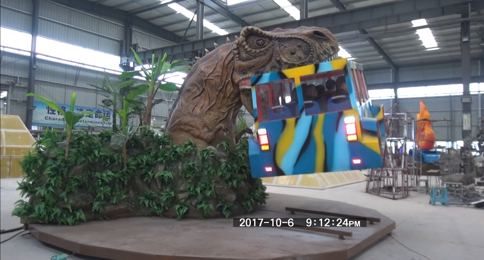 恐龍咬車