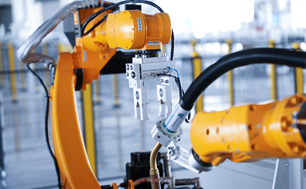 工业机器人靠自身动力和控制能力来实现各种功能的一种机器